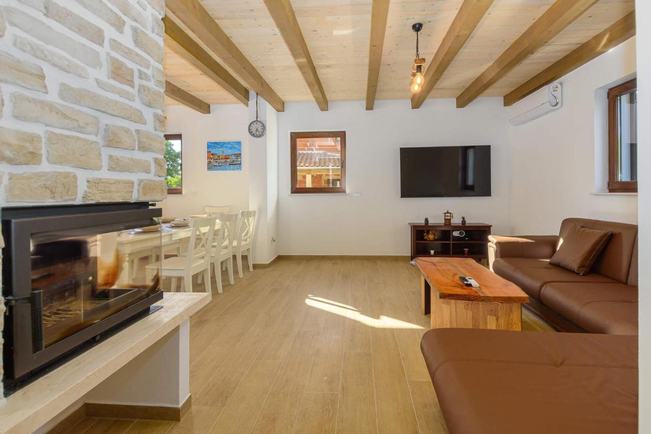 Villa David - Luxurious Secluded Villa With A Heated Pool Butkovici  Exterior photo