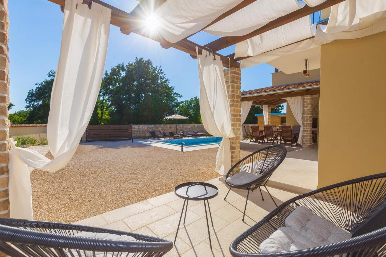 Villa David - Luxurious Secluded Villa With A Heated Pool Butkovici  Exterior photo