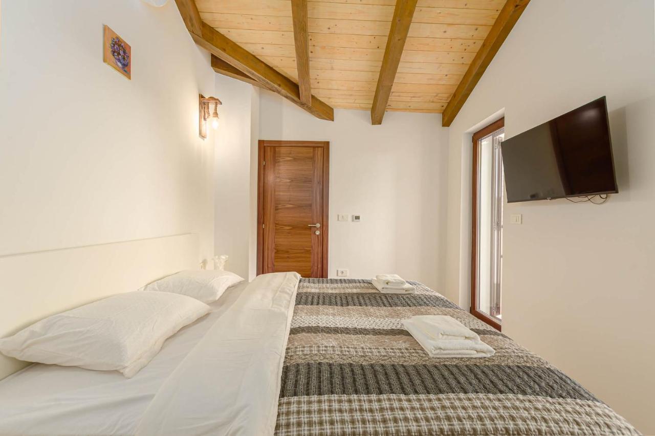 Villa David - Luxurious Secluded Villa With A Heated Pool Butkovici  Exterior photo